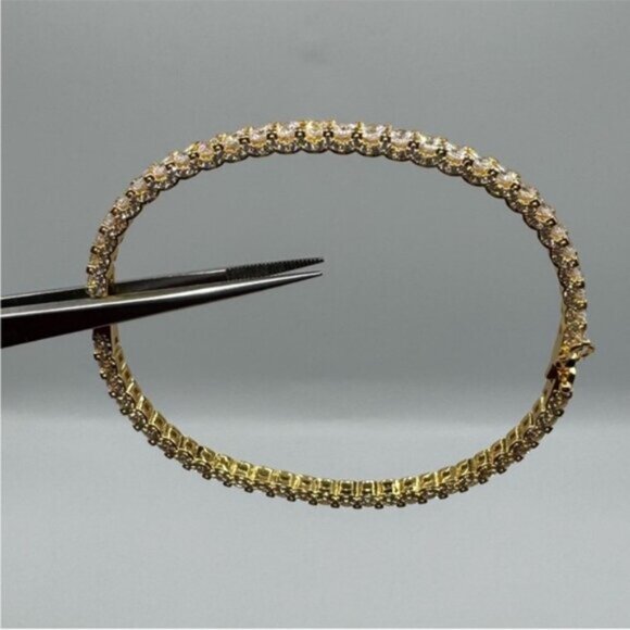 18k Tennis Bangle - Picture 4 of 10